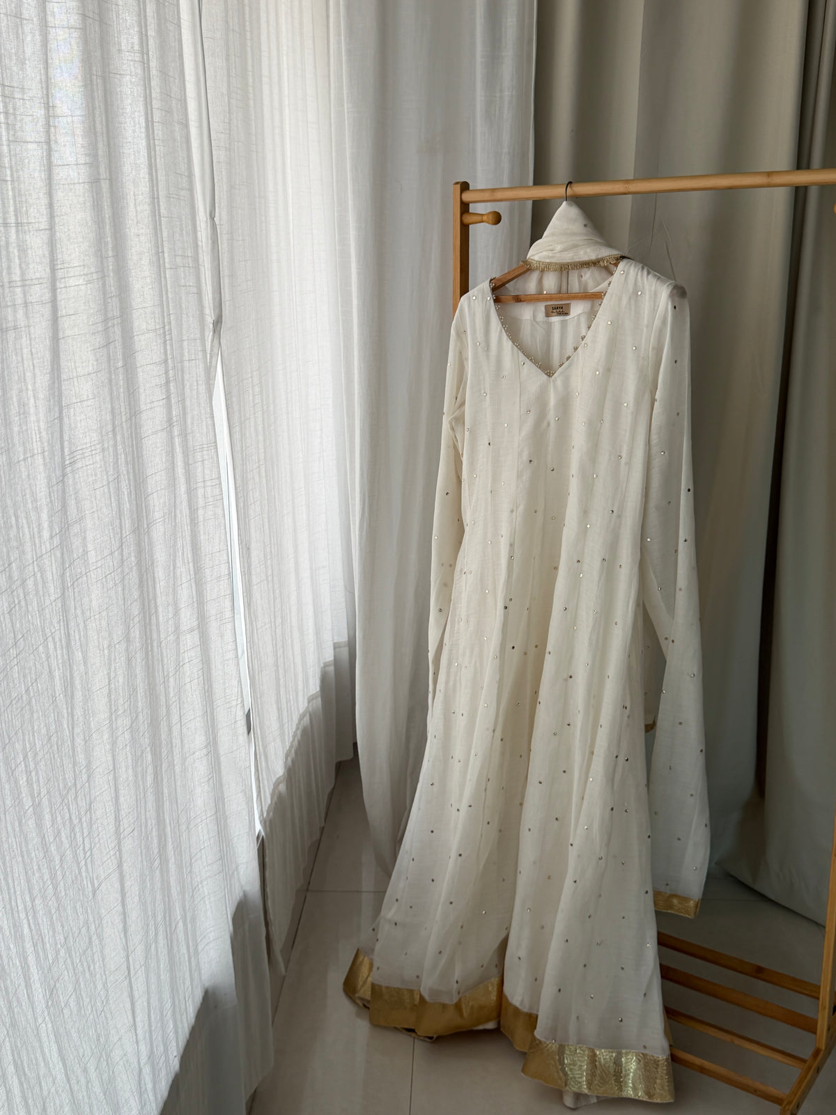 Riwayat mukaish mal anarkali in white
