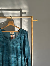 Load image into Gallery viewer, &#39;ARYA&#39; CHIKAN MUSLIN KURTI
